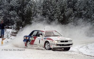 Timo Salonen - Voitto Silander
40º Internacional Suecia Rally 1991. Mitsubishi Galant VR-4 (H996 HVW). Abandonó por accidente en SS11 Skog de 16.78 km

Del 16 al 18 de Febrero, Karlstad, Suecia.
Superficie: nieve - nieve.

El Rally tenia un total de 1475.10 km de los que 519.90 km divididos en 29 tramos eran especiales.

Se inscribieron 108 equipos, tomaron la salida 108, finalizaron 74.

© Filip Van Den Bogaert
@
Palabras clave: Timo_Salonen;Mitsubishi;Galant;VR-4;Suecia;1991;Nieve