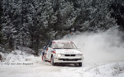 Timo Salonen - Voitto Silander
40º Internacional Suecia Rally 1991. Mitsubishi Galant VR-4 (H996 HVW). Abandonó por accidente en SS11 Skog de 16.78 km

Del 16 al 18 de Febrero, Karlstad, Suecia.
Superficie: nieve - nieve.

El Rally tenia un total de 1475.10 km de los que 519.90 km divididos en 29 tramos eran especiales.

Se inscribieron 108 equipos, tomaron la salida 108, finalizaron 74.

© Filip Van Den Bogaert
@
Palabras clave: Timo_Salonen;Mitsubishi;Galant;VR-4;Suecia;1991;Nieve