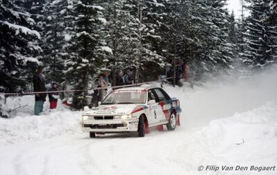 Timo Salonen - Voitto Silander
40º Internacional Suecia Rally 1991. Mitsubishi Galant VR-4 (H996 HVW). Abandonó por accidente en SS11 Skog de 16.78 km

Del 16 al 18 de Febrero, Karlstad, Suecia.
Superficie: nieve - nieve.

El Rally tenia un total de 1475.10 km de los que 519.90 km divididos en 29 tramos eran especiales.

Se inscribieron 108 equipos, tomaron la salida 108, finalizaron 74.

© Filip Van Den Bogaert
@
Palabras clave: Timo_Salonen;Mitsubishi;Galant;VR-4;Suecia;1991;Nieve