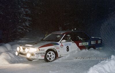 Timo Salonen - Voitto Silander
40º Internacional Suecia Rally 1991. Mitsubishi Galant VR-4 (H996 HVW). Abandonó por accidente en SS11 Skog de 16.78 km

Del 16 al 18 de Febrero, Karlstad, Suecia.
Superficie: nieve - nieve.

El Rally tenia un total de 1475.10 km de los que 519.90 km divididos en 29 tramos eran especiales.

Se inscribieron 108 equipos, tomaron la salida 108, finalizaron 74.

© Filip Van Den Bogaert
@
Palabras clave: Timo_Salonen;Mitsubishi;Galant;VR-4;Suecia;1991;Nieve
