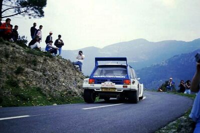 Malcolm Wilson - Nigel Harris
30º Tour de Corse - Rallye de France 1986. MG Metro 6R4 (C96 KOG). Abandonó por fuego en el motor en SS10 Pont d'Altiani - Ponte Sainte Laurent de 56.01 Km.

Todo el Equipo Martini Lancia abandona el Rallye a causa del fatal accidente de Henri Toivonen junto a su copiloto Sergio Cresto el 02-Mayo-1986.
D.E.P / R.I.P.

Del 1 al 3 de Mayo, Ajaccio, Córcega, Francia.
Superficie: asfalto.
El Rally tenia un total de 1551.00 km de los que 1122.34 km divididos en 30 tramos eran especiales. (4 de ellos fueron cancelados. SS12 Figarella - Cardo de 15.75 Km, SS18 Corte - Taverna de 26.84 Km, SS19 Moltifao - Speloncato de 38.16 Km y SS20 Corbara - Calenzana de 23.69 Km. Los 3 últimos por el fatal accidente de Henri y Sergio).
Tomaron la salida 122 equipos, finalizaron 31.

En esta edición habí­an 5 tramos de 50 o mas Km cronometrados, SS7 Cozzano - Col de la Serra de 50.84, SS8 Muracciole - Abbazia de 50.00, SS10 Pont d'Altiani - Pont St Laurent de 56.01, SS14 Prunelli - San Pancrazio de 55.67 y SS17 Campe Militaire - Corte de 58.14. Uno de mas de 70 km, SS23 Saint Roch - Suaricchio de 78.19, y otro, el último, SS30 Liamone - Suaricchio de 83.16 Km.

Aquí dejo los kilómetros de cada uno de los 30 tramos del Rally:

1ª ETAPA (01-Mayo-1986)
SS1 Verghia - Pont de la Masina de 38.09 km
SS2 Sainte Marie Sicche - Moca 1 de 23.96 km
SS3 Petreto - Aullene 1 de 20.03 km
SS4 Zerubia - Santa Giulia de 30.60 km
SS5 Sartene - Zonza de 44.23 km
SS6 Aullene - Zicavo de 25.59 km
SS7 Cozzano - Col de la Serra de 50.84 km
SS8 Muracciole - Abbazia de 50.00 km
SS9 Campo al Quarcio - Ponte de Noceta de 33.77 km
SS10 Pont d'Altiani - Pont St Laurent de 56.01 km
SS11 Ponte Rosso - Borgo de 42.29 km

TOTAL ETAPA 415.41 km

2ª ETAPA (02 Mayo-1986)
SS12 Figarella - Cardo (cancelado) de 15.75 km
SS13 Saint Florent - Col de San Stefano de 26.81 km
SS14 Prunelli - San Pancrazio de 55.67 km
SS15 Folelli - Santa Lucia di Moriani de 18.49 km
SS16 Moriani Plage - Orsoni de 20.10 km
SS17 Campe Militaire Corte de 58.14 km
SS18 Corte - Taverna (cancelado) de 26.84 km
SS19 Moltifao - Speloncato (cancelado) de 38.16 km
SS20 Corbara - Calenzana (cancelado) de 23.69 km

TOTAL ETAPA 283.65 km

3ª ETAPA (03-Mayo-1986)
SS21 Norte Dame de la Serra - Pont du Fango de 28.77 km
SS22 Fango - Ota de 48.59 km
SS23 Saint Roch - Suaricchio de 78.19 km
SS24 Tavera - Pont de Mezzana de 30.57 km
SS25 Sainte Marie Sicche - Moca 2 de 23.96 km
SS26 Petreto - Aullene 2 de 20.03 km
SS27 Sorbollano - Santa Giulia de 35.59 km
SS28 Calvese - Agosta Plage de 38.69 km
SS29 Plaine de Peri - Capiglioli de 35.73 km
SS30 Liamone - Suaricchio 83.16 km

TOTAL ETAPA 423.28 km.
@
Palabras clave: ;MG;Metro;Grupo_B;Corcega;1986;Corse