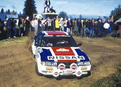 Timo Salonen - Seppo Harjanne
33º Rally of the 1000 Lakes 1983. Nissan 240RS (A-1520). Clasificado 8º.
Auto Keskus

Del 26 al 28 de Agosto, Jyväskylä, Finlandia.
Superficie: tierra.

El Rally tenia un total de 1461.00 km de los que 472.63 km divididos en 50 tramos, eran especiales.

Se inscribieron 180 equipos, tomaron la salida 174, finalizaron 71.@
Palabras clave: Timo_Salonen;Seppo_Harjanne;Nissan;1983;Finlandia;Grupo_B