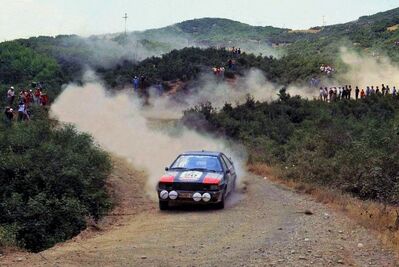 Michèle Mouton - Fabrizia Pons
28º Rally Acrópolis 1981. Audi Quattro (IN-NP 40).

Excluida por un sistema que se basaba en que los faros dobles que llevaban los Audi, en uno de ellos, sacaron el vidrio y colocaron una rejilla, así contra mas velocidad, mas aire entraba y mas aspiraba el turbo.

Se retiraron alegando un problema técnico en sus coches, para no ser así­ descalificados del Mundial.
De ésta rodaron cabezas como la de Walter Tresser que fue sustituido por el gran Roland Gumpert.

Del 1 al 4 de Junio, Atenas - Piraeus, Grecia.
Superficie: tierra.

El Rally tenía un total de 2,504.60 km de los que 995.59 km divididos en 57 tramos eran especiales, (2 de ellos fueron cancelados, SS4 Neos Prodromos de 33.02 km y SS35 Mandra de 7.91 km).

Se inscribieron 133 equipos, tomaron la salida 133, finalizaron 22.
@
Palabras clave: Michele_Mouton;Audi;Quattro;Grupo_B;Acropolis;Grecia;1981