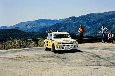 Jean Ragnotti - Jean-Marc Andrié
27º Tour de Corse - Rallye de France 1983. Renault 5 Turbo Tour de Corse (1465 XD 91) Abandonó al chocar con una vaca en SS15 Chiatra - Ponte Nuovo de 64.80 km.

Del 5 al 7 de Mayo, Ajaccio, Córcega, Francia.
Superficie: asfalto.

El Rally tenia un total de 1715.10 km de los que 1066.10 km divididos en 32 tramos eran especiales.

Tomaron la salida 178 equipos, finalizaron 57.@
Palabras clave: ;Renault;Turbo;Corcega;1983;Grupo_B;Corse