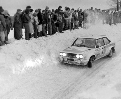 Björn Waldegard - Hans Thorszelius
48º Rallye Automobile de Monte-Carlo 1980. Fiat 131 Abarth (TO R88538). Clasificado 3º.
Fiat Italia

Del 19 al 25 de Enero, Monte-Carlo.
Superficie: asfalto - nieve.

El Rally tenia un total de 3063.30 km de los que 695.30 km divididos en 33 tramos eran especiales, (4 de ellas fueron canceladas SS17 Pont du Fosse - Romette de 21 Km, SS20 Col du Corobin de 15 Km, SS32 Pont des Miolans - St Auban 2 de 24 Km y SS33 Roquesteron - Boyon 3 de 18 Km).

Se inscribieron 255 equipos, tomaron la salida 237, finalizaron 88.@
Palabras clave: Hans_Thorszelius;Fiat;Abarth;Montecarlo;1980;Nieve