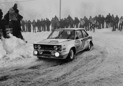 Björn Waldegard - Hans Thorszelius
48º Rallye Automobile de Monte-Carlo 1980. Fiat 131 Abarth (TO R88538). Clasificado 3º.
Fiat Italia

Del 19 al 25 de Enero, Monte-Carlo.
Superficie: asfalto - nieve.

El Rally tenia un total de 3063.30 km de los que 695.30 km divididos en 33 tramos eran especiales, (4 de ellas fueron canceladas SS17 Pont du Fosse - Romette de 21 Km, SS20 Col du Corobin de 15 Km, SS32 Pont des Miolans - St Auban 2 de 24 Km y SS33 Roquesteron - Boyon 3 de 18 Km).

Se inscribieron 255 equipos, tomaron la salida 237, finalizaron 88.@
Palabras clave: Hans_Thorszelius;Fiat;Abarth;Montecarlo;1980;Nieve