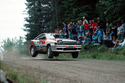Carlos Sainz Cenamor - Luís Rodríguez Moya
40º Neste 1000 Lakes Rally 1990. Toyota Celica GT-4 -ST165- (K-AM 8139). Clasificado 1º.

Primer piloto no nórdico en la historia del Mundial de Rallyes en ganar este Rally.

Del 22 al 27 de Agosto, Jyväskylä, Finlandia.
Superficie: tierra.

El Rally tenia un total de 1604.11 km de los que 527.61 km divididos en 42 tramos eran especiales.

Se inscribieron 192 equipos, tomaron la salida 186, finalizaron 92.
@
Palabras clave: ;Toyota;Celica;ST165;Finlandia;1990