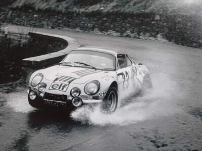 Jean Ragnotti - Pierre Thimonier
43º Rallye Automobile de Monte-Carlo 1975. Alpine-Renault A110 1800 (3797 HY 76). Abandonó por accidente en SS5 Peira Cava - Turini de 7.00 km

Del 15 al 23 de Enero, Monte Carlo.
Superficie: asfalto - nieve.

El Rally tenia un total de 2,345.00 Km de los que 472.00 Km divididos en 22 tramos eran especiales.

Se inscribieron 114 equipos, tomaron la salida 96, finalizaron 43.@
Palabras clave: ;Pierre_Thimonier;Renault;Alpine;A110;Montecarlo;1975