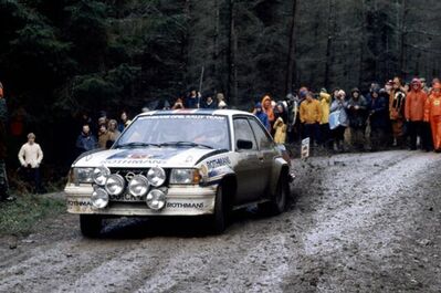 Henri Toivonen - Fred Gallagher
31º Lombard RAC Rally 1982. Opel Ascona 400 (GG-CK 217). Clasificado 3º.
Rothmans Opel Rally Team

Del 21 al 25 de Noviembre, York, Inglaterra.
Superficie: asfalto - tierra.

El Rally tenia un total de 2970.00 km de los que 711.73 km divididos en 69 tramos eran especiales, (una de ellas fue cancelada SS46 Yair de 8.53 Km).

Se inscribieron 161 equipos, tomaron la salida 146, finalizaron 63.@
Palabras clave: Henri_Toivonen;Opel;Ascona;Gran_Bretaña;1982;RAC_Rally;Inglaterra