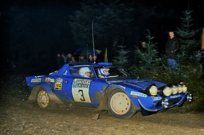 Markku Alén - Ilkka Kivimäki
30º Lombard RAC Rally 1981. Lancia Stratos HF (TO N14329). Abandonó por accidente en SS20 Kershope North.

Última aparición del Lancia Stratos en el Campeonato del Mundo de Rallys.

Del 22 al 24 de Noviembre, Chester, Cheshire, Inglaterra.
Superficie: asfalto - tierra.

El Rally tenia un total de 2720.00 km de los que 722.00 km divididos en 65 tramos eran especiales.

Se inscribieron 154 equipos, tomaron la salida 151, finalizaron 54.@
Palabras clave: Markku_Alen;Lancia;Stratos;Gran_Bretaña;1981;RAC_Rally;Inglaterra