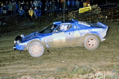 Markku Alén - Ilkka Kivimäki
30º Lombard RAC Rally 1981. Lancia Stratos HF (TO N14329). Abandonó por accidente en SS20 Kershope North.

Última aparición del Lancia Stratos en el Campeonato del Mundo de Rallys.

Del 22 al 24 de Noviembre, Chester, Cheshire, Inglaterra.
Superficie: asfalto - tierra.

El Rally tenia un total de 2720.00 km de los que 722.00 km divididos en 65 tramos eran especiales.

Se inscribieron 154 equipos, tomaron la salida 151, finalizaron 54.@
Palabras clave: Markku_Alen;Lancia;Stratos;Gran_Bretaña;1981;RAC_Rally;Inglaterra