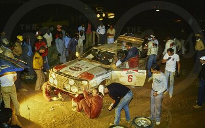Asistencia del Equipo Audi Sport durante el 31º Marlboro Safari Rally 1983
En el Audi Quattro A1 (IN-YC 17) de Hannu Mikkola - Arne Hertz, clasificado 2º.

Del 30 de Marzo al 4 de Abril, Nairobi, Kenya, África.
Superficie: tierra.

El Rally tenia un total de 5035 km en los que 1620.95 km se encontraban 26 controles horarios.

Tomaron la salida 78 equipos, finalizaron 22.@
Palabras clave: ;Audi;Quattro;Grupo_B;Safari;1983;Asistencias