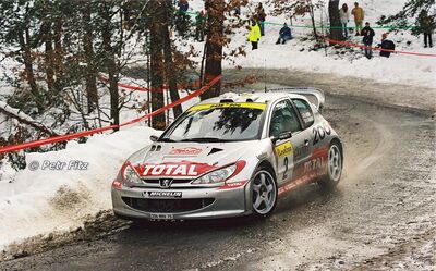Didier Auriol - Denis Giraudet
69º Rallye Automobile de Monte-Carlo 2001. Peugeot 206 WRC (206 NHV 75). Abandonó por pérdida de rueda después de una salida de pista en SS4 St. Pierre - Entrevaux 2 de 30.34 km.

Del 18 al 21 de Enero, Mónaco.
Superficie: asfalto - nieve.

El Rally tenia un total de 1738.81 km de los que 392.18 km divididos en 15 tramos eran especiales, (una de ellas fue cancelada SS10 Comps 2 de 20.53 Km).

Se inscribieron 60 equipos, tomaron la salida 56, finalizaron 27.

© Petr Fitz
@@
Palabras clave: Peugeot;WRC;Montecarlo;2001;nieve