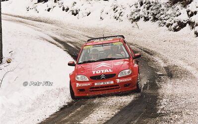 Jesús Puras - Marc Martí
69º Rallye Automobile de Monte-Carlo 2001. Citroën Saxo Kit Car (3347 MX 52). Abandonó por avería mecánica en SS4 St. Pierre - Entrevaux 2 de 30.34 km.

Del 18 al 21 de Enero, Mónaco.
Superficie: asfalto - nieve.

El Rally tenia un total de 1738.81 km de los que 392.18 km divididos en 15 tramos eran especiales, (una de ellas fue cancelada SS10 Comps 2 de 20.53 Km).

Se inscribieron 60 equipos, tomaron la salida 56, finalizaron 27.

© Petr Fitz
@@
Palabras clave: Citroen;Saxo;Kit_Car;Montecarlo;2001;Nieve