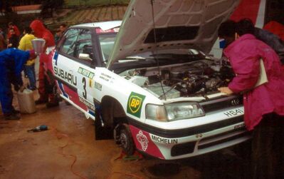 Asistencia del Equipo Subaru Rally Team Europe en el 25º Rallye de Portugal - Vinho do Porto 1991
En el Subaru Legacy RS (H641 JBW) de Markku Alén - Ilkka Kivimäki, clasificado 5º.

Del 5 al 9 de Marzo, Portugal.
Superficie: asfalto - tierra.

El Rally tenia un total de 2041.26 Km de los que 564.20 Km divididos en 38 tramos eran especiales (2 de ellos fueron cancelados SS2 Gradil de 9 Km y SS28 Viseu de 29.90 Km).

Se inscribieron 106 equipos, tomaron la salida 95, finalizaron 28.@
Palabras clave: Markku_Alen;Subaru;Legacy;Portugal;1991;Asistencias