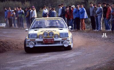 Carlos Sainz Cenamor - José Luis López Orozco
20º Rally Catalunya 1984. Opel Manta 400 (2-M-1855-P). Clasificado 2º.
Opel Finley Team

El Equipo Oficial de Opel le cedió este coche sólo para este rally.
Su brillante actuación, 2º por detrás de Salvador Serviá también con Opel, y por delante de Genito Ortiz con Renault 5 Turbo, le abrió las puertas al Equipo Oficial de Renault.

Del 26 de Octubre al 28 de Octubre, Barcelona, Catalunya, España.
Superficie: asfalto.

El Rally tení­a un total de 440.65 km cronometrados.

Tomaron la salida 83 equipos, finalizaron 42.

© Jose Luis Cortijos
@
Palabras clave: Opel;Manta;Catalunya;grupo_B;1984