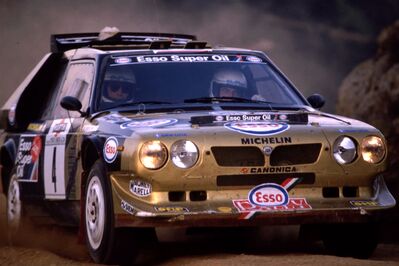 Fabrizio Tabaton - Luciano Tedeschini
9º Rally Costa Smeralda 1986. Lancia Delta S4 "Grifone Esso" (TO 77894E). Clasificado 4º.

Del 16 al 18 de Abril, Porto Cervo, norte de Cerdeña, Italia.
Superficie: tierra.

El Rally tenía 546 Km cronometrados divididos en 35 tramos especiales.

Tomaron la salida 79 equipos, finalizaron 32.@
Palabras clave: ;Lancia;Delta;S4;Grupo_B;Costa_Smeralda;1986;Esmeralda