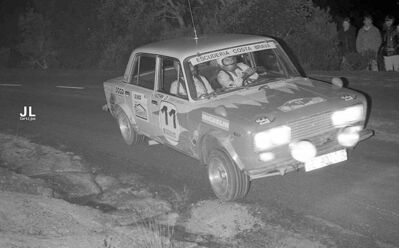 Eleuterio (Teri) Serra - Jaume Vizern
24º Rally Costa Brava 1976. Seat 1430 / 1800 (GE-9020-B). Clasificado 5º.

Del 13 al 15 de Febrero, Lloret de Mar, Girona, Catalunya, España.
Organización: Peña Motorista Diez por Hora.
Superficie: asfalto -tierra.

El Rally tenía un total de 1064.00 km de los que 272.80 km eran tramos cronometrados.

Tomaron salida 90 equipos, finalizaron 23.

© José Luis Cortijos
@
Palabras clave: Seat;Seat;Costa_Brava;1976;España;Spain