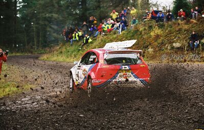 Thomas Radström - Gunnar Barth
55º Network Q Rally de Gran Bretaña 1999. Ford Focus WRC '99 (S14 FMC). Clasificado 6º.

Del 21 al 23 de Noviembre, Cheltenham.
Superficie: tierra - asfalto.

El Rally tení­a un total de 1815.48 km de los que 389.39 km divididos en 22 tramos eran especiales.

Se inscribieron 186 equipos, tomaron la salida 160, finalizaron 89.

© Petr Fitz
@@
Palabras clave: Ford;Focus;WRC;Gran_Bretaña;1999