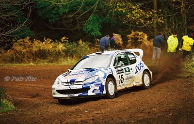 Marcus Grönholm - Timo Rautiainen
55º Network Q Rally de Gran Bretaña 1999. Peugeot 206 WRC (206 MWN 75). Abandonó por accidente en SS19 Rheola 1 de 31.47 km.

Del 21 AL 23 de Noviembre, Cheltenham.
Superficie: tierra - asfalto.

El Rally tení­a un total de 1815.48 km de los que 389.39 km divididos en 22 tramos eran especiales.

Se inscribieron 186 equipos, tomaron la salida 160, finalizaron 89.

© Petr Fitz
@@
Palabras clave: ;Peugeot;WRC;Gran_Bretaña;1999