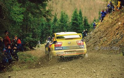 Gwyndaf Evans - Howard Davies
55º Network Q Rally de Gran Bretaña 1999. Seat Cordoba WRC Evo2 (B-5328-UL). Abandonó por motor en SS22 Margam de 27.64 km.

Del 21 al 23 de Noviembre, Cheltenham.
Superficie: tierra - asfalto.

El Rally tení­a un total de 1815.48 km de los que 389.39 km divididos en 22 tramos eran especiales.

Se inscribieron 186 equipos, tomaron la salida 160, finalizaron 89.

© Petr Fitz
@@
Palabras clave: Seat;Cordoba;WRC;Evo2;Gran_Bretaña;1999