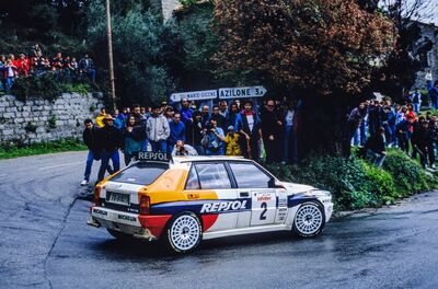 Carlos Sainz Cenamor - Lui­s Moya
37º Tour de Corse - Rallye de France 1993. Lancia Delta HF Integrale (TO 81821T). Clasificado 4º.

Del 1 al 5 de Mayo, Ajaccio, Córcega, Francia.
Superficie: asfalto.

El Rally tenia un total de 1,130.95 Km de los que 556.42 Km divididos en 24 tramos eran especiales.

Se inscribieron 92 equipos, tomaron la salida 85, finalizaron 44.@
Palabras clave: ;Luis_Moya;Lancia;Delta;Integrale;Corcega;1993;Corse