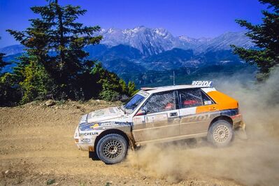 Carlos Sainz Cenamor - Lui­s Moya
40º Acrópolis Rally 1993. Lancia Delta HF Integrale (TO 73023T). Clasificado 2º.
Jolly Club

Del 29 de Mayo al 2 de Junio, Atenas, Grecia.

El Rally tenia un total de 1652.38 km de los que 545.39 km divididos en 36 tramos, eran especiales.

Tomaron la salida 93 equipos, finalizaron 46.@
Palabras clave: Lancia;Delta;Integrale;Grecia;Acropolis;1993