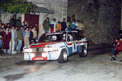 Michèle Mouton - Françoise Conconi
23º Critérium des Cévennes 1980. Fiat 131 Abarth.
Dominaba la prueba desde el primer tramo hasta el cuarto, teniendo que abandonar por rotura de dirección.

Foto en Saint André de Majencoules, en la esquina de la Iglesia antes del puente.

Del 22 al 23 de Noviembre, Montpellier.
Superficie: asfalto.

La prueba tenía un total de 716.00 km de los que 417.00 km divididos en 15 tramos eran especiales.

Tomaron la salida 276 equipos, finalizaron 116.@
Palabras clave: Fiat;Abarth;Cevennes;1980
