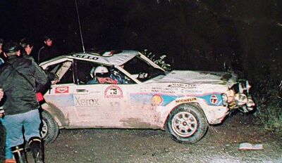 Henri Toivonen - Antero Lindqvist
30º Jyväskylän Suurajot - Rally of the 1000 Lakes 1980. Talbot Sunbeam Lotus (FHP 600T). Abandonó por accidente en SS10 Salimaki de 7.30 Km.
Talbot Motor Co.

Del 29 al 31 de Agosto, Jyväskylä.
Superficie: tierra.

El Rally tenia un total de 1421.00 km de los que 471.90 km divididos en 48 tramos eran especiales (uno de ellos fue cancelado SS37).

Se inscribieron 134, tomaron la salida 124, finalizaron 68.@
Palabras clave: Talbot;Sunbeam;Lotus;Finlandia;1980;Crash