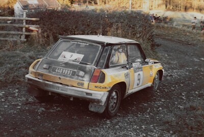 Jean Ragnotti - Martin Holmes
30º Lombard RAC Rally 1981. Renault 5 Turbo (440 VB 91). Clasificado 5º.

Del 22 al 24 de Noviembre, Chester, Cheshire, Inglaterra.
Superficie: asfalto - tierra.

El Rally tenia un total de 2720.00 km de los que 722.00 km divididos en 65 tramos eran especiales.

Se inscribieron 154 equipos, tomaron la salida 151, finalizaron 54.

© G. Bengough
@
Palabras clave: ;Renault;Turbo;Gran_Bretaña;RAC_Rally;1981