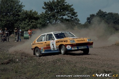 Russell Brookes - Ronan Morgan
15º Int. Hunsrück-Rallye 1982. Vauxhall Chevette 2300 HSR (XEG 550X). Clasificado 3º.
Andrews Heat for Hire

Del 15 al 18 de Julio, Trier, Alemania.
Superficie: asfalto - tierra.

El Rally constaba de 2 etapas con un total de 1100.00 km de los que 628.19 km divididos en 32 tramos eran cronometrados.

Tomaron la salida 202 equipos, finalizaron 117.

© Herman Janssen
@@
Palabras clave: Vauxhall;Chevette;Hunsruck_Rallye;1982