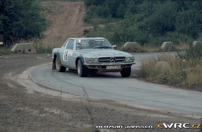 Sepp Haider - Peter Diekmann
15º Int. Hunsrück-Rallye 1982. Mercedes-Benz 500 SLC (KS-CC 250). Clasificado 4º.
Scuderia Kassel

Del 15 al 18 de Julio, Trier, Alemania.
Superficie: asfalto - tierra.

El Rally constaba de 2 etapas con un total de 1100.00 km de los que 628.19 km divididos en 32 tramos eran cronometrados.

Tomaron la salida 202 equipos, finalizaron 117.

© Herman Janssen
@@
Palabras clave: Mercedes_Benz;SLC;Hunsruck_Rallye;1982