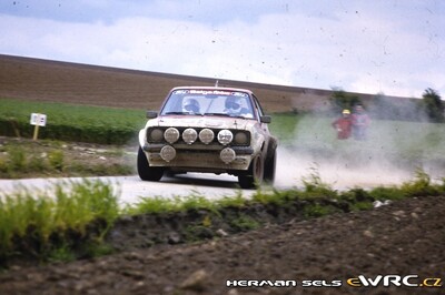 Robert Droogmans - Ronny Joosten
12º Lotto Haspengouwrally 1983. Ford Escort RS 1800 MKII (NUG 573V). Clasificado 3º.
Ford Belga Team

Del 13 al 15 Mayo, Landen, Bélgica.

Superficie: asfalto y tierra con un total de 413.94 km cronometrados divididos en 33 tramos (uno de ellos fue cancelado SS11 Heers de 26.69 km).

Tomaron la salida 123 equipos, finalizaron 52.

© Herman Sels
@
Palabras clave: Ford;Escort;MKII;Haspengouwrally;Belgica;1983