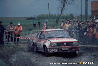 Guy Colsoul - Alain Lopes
12º Lotto Haspengouwrally 1983. Opel Ascona 400 (FAE-318). Clasificado 4º.

Del 13 al 15 de Mayo, Landen, Bélgica.

Superficie: asfalto y grava con un total de 413.94 km cronometrados divididos en 33 tramos (uno de ellos de 26.69 Km fue cancelado).

Tomaron la salida 123 equipos, finalizaron 52.

© Filip Van den Bogaert
@
Palabras clave: Opel;Ascona;Haspengouwrally;1983