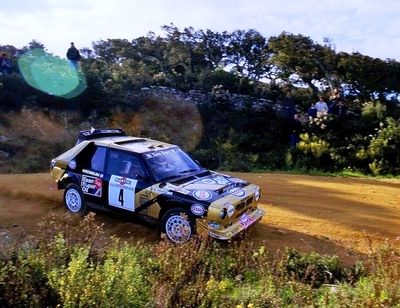 Fabrizio Tabaton - Luciano Tedeschini
9º Rally Costa Smeralda 1986. Lancia Delta S4 (TO 77894E). Clasificado 4º.
Grifone Esso

Del 16 al 18 de Abril, Porto Cervo, norte de Cerdeña, Italia.
Superficie: tierra.

El Rally tenía 546 Km cronometrados divididos en 35 tramos especiales.

Tomaron la salida 79 equipos, finalizaron 32.@
Palabras clave: Lancia;Delta;S4;Grupo_B;Costa_Smeralda;1986;Esmeralda