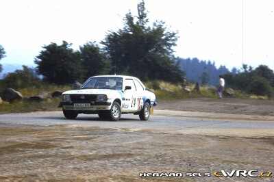 Erwin Weber - Mathias Berg
15º Int. Hunsrück-Rallye 1982. Opel Ascona i2000 (GG-CJ 613). Clasificado 8º.
Deutsches Opel Team

Del 15 al 18 de Julio, Trier, Alemania.
Superficie: asfalto - tierra.

El Rally constaba de 2 etapas con un total de 1100.00 km de los que 628.19 km divididos en 32 tramos eran cronometrados.

Tomaron la salida 202 equipos, finalizaron 117.

© Herman Sels
@
Palabras clave: Opel;Ascona;Hunsruck_Rallye;1982