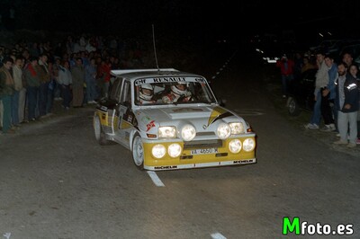 Carlos Sainz Cenamor - Antonio Boto
10° Rally Villa de Llanes 1986. Renault 5 Maxiturbo (VA-4650-M).
Renault Sport España

Después de ir todo el rally peleando con Zanini (Ford RS200 / 2M 5557 P) por la victoria, cuando quedaban dos tramos para el final y liderando la prueba, apareció la lluvia en el tramo del Fito... Todos montaron ruedas de seco.

En la bajada del tramo Carlos se sale de la carretera, apareciendo poco después Zanini, que también se sale en la misma curva golpeando el Maxiturbo de Carlos.

Salvador Servià (Lancia Rally 037 / 2M 5511 P) consigue pasar por los pelos y por las indicaciones de Carlos para que aminorara la velocidad. Después de más de cuatro minutos, Zanini logra devolver el Ford, (que estaba apoyado al Maxiturbo de Carlos), a la carretera y continuar en carrera, quedando en 4ª posición final del Rally.

Carlos Sainz se queda en el lugar sin poder hacer nada para seguir en competición.

El 1 de Junio, Llanes, Asturias, España.
Superficie: asfalto.

Tomaron la salida 52 equipos, finalizaron 35.
@
Palabras clave: Renault;Maxiturbo;Villa_Llanes;1986;Grupo_B