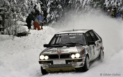 Mikael Ericsson- Claes Billstam
37º Internacional Suecia Rally 1987. Lancia Delta HF 4WD (TO 66486F). Clasificado 2º.
Martini Lancia

Del 13 al 14 de Febrero, Karlstad, Suecia.
Superficie: nieve - hielo.

El Rally tenia un total de 1176.05 Km de los que 408.15 km divididos en 27 tramos eran especiales (uno de ellos fue cancelado SS21 Vassjön de 5.70 km)

Se inscribieron 147 equipos, tomaron la salida 147, finalizaron 82.

© Olivier Delhez
@@
Palabras clave: Lancia;Delta;4WD;Suecia;1987