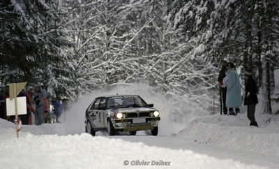 Mikael Ericsson- Claes Billstam
37º Internacional Suecia Rally 1987. Lancia Delta HF 4WD (TO 66486F). Clasificado 2º.
Martini Lancia

Del 13 al 14 de Febrero, Karlstad, Suecia.
Superficie: nieve - hielo.

El Rally tenia un total de 1176.05 Km de los que 408.15 km divididos en 27 tramos eran especiales (uno de ellos fue cancelado SS21 Vassjön de 5.70 km)

Se inscribieron 147 equipos, tomaron la salida 147, finalizaron 82.

© Olivier Delhez
@@
Palabras clave: Lancia;Delta;4WD;Suecia;1987