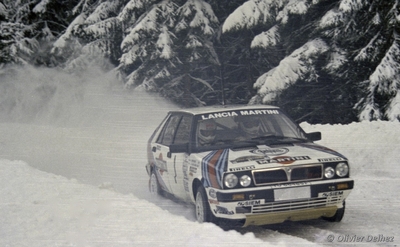 Juha Kankkunen - Juha Piironen
37º Internacional Suecia Rally 1987. Lancia Delta HF 4WD (TO 66485F). Clasificado 3º.
Martini Lancia

Del 13 al 14 de Febrero, Karlstad, Suecia.
Superficie: nieve - hielo.

El Rally tenia un total de 1176.05 Km de los que 408.15 km divididos en 27 tramos eran especiales (uno de ellos fue cancelado SS21 Vassjön de 5.70 km)

Se inscribieron 147 equipos, tomaron la salida 147, finalizaron 82.

© Olivier Delhez
@@
Palabras clave: Lancia;Delta;4WD;Suecia;1987