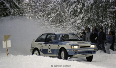 Ingvar Carlsson - Per Carlsson
37º Internacional Suecia Rally 1987. Mazda 323 4WD (GJJ-021). Clasificado 4º.
Mazda Rally Team Europe

Del 13 al 14 de Febrero, Karlstad, Suecia.
Superficie: nieve - hielo.

El Rally tenia un total de 1176.05 Km de los que 408.15 km divididos en 27 tramos eran especiales (uno de ellos fue cancelado SS21 Vassjön de 5.70 km)

Se inscribieron 147 equipos, tomaron la salida 147, finalizaron 82.

© Olivier Delhez
@@
Palabras clave: Mazda;4WD;Suecia;1987