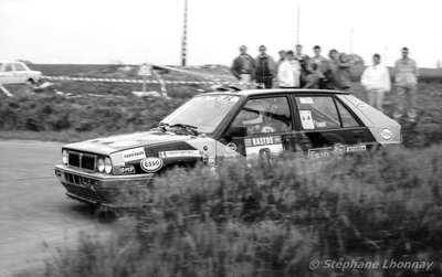 Fabrizio Tabaton - Luciano Tedeschini
24º Ypres 24 Hours Rally 1988. Lancia Delta Integrale (TO 54902H). Clasificado 4º.
H.F. Grifone SRL

Del 24 al 26 de Junio, Ypres.
Superficie: asfalto.

El Rally constaba de 6 etapas con 375.15 km cronometrados divididos en 37 tramos especiales.

Tomaron la salida 138 equipos, finalizaron 73.

© Stéphane Lhonnay
@
Palabras clave: Lancia;Delta;Integrale;Ypres;1988