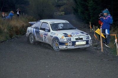 Jimmy McRae - Rob Arthur
38º Lombard RAC Rally 1989. Ford Sierra RS Cosworth (F948 RTW). Clasificado 12º.

Del 19 al 23 de Noviembre, Nottingham, Inglaterra.
Superficie: tierra.

El Rally tenia un total de 3,081.99 Km de los que 603.57 Km divididos en 55 tramos eran especiales.

Se inscribieron 202 equipos, tomaron la salida 187, finalizaron 84.@
Palabras clave: Jimmy_McRae;Ford;Sierra;Cosworth;1989