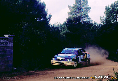 François Delecour - Daniel Grataloup
27º Rallye Catalunya - Costa Brava - Rallye de España 1991. Ford Sierra RS Cosworth 4x4 (H319 MTW). Clasificado 3º.
Q8 Team Ford

Del 10 al 13 de Noviembre, Lloret de Mar, Girona, Catalunya, España.
Superficie: asfalto - tierra.

El Rally tenia un total de 1606.98 km de los que 594.01 km divididos en 35 tramos eran especiales (2 de ellos fueron cancelados SS4 Sant Hilari - Osor de 13.57 Km y SS29 Riera de Merles de 14.36 Km).

Tomaron la salida 76 equipos, finalizaron 33.

© Stéphane Lhonnay
@
Palabras clave: Ford;Sierra;Cosworth;1991;Catalunya;España;Spain