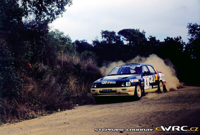François Delecour - Daniel Grataloup
27º Rallye Catalunya - Costa Brava - Rallye de España 1991. Ford Sierra RS Cosworth 4x4 (H319 MTW). Clasificado 3º.
Q8 Team Ford

Del 10 al 13 de Noviembre, Lloret de Mar, Girona, Catalunya, España.
Superficie: asfalto - tierra.

El Rally tenia un total de 1606.98 km de los que 594.01 km divididos en 35 tramos eran especiales (2 de ellos fueron cancelados SS4 Sant Hilari - Osor de 13.57 Km y SS29 Riera de Merles de 14.36 Km).

Tomaron la salida 76 equipos, finalizaron 33.

© Stéphane Lhonnay
@
Palabras clave: Ford;Sierra;Cosworth;1991;Catalunya;España;Spain