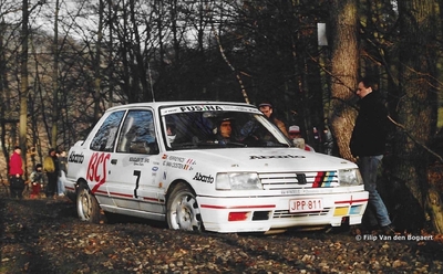 Ramón Ferreyros - Georges Van Oosten
35º Boucles de Spa Alphonse Delettre 1992. Peugeot 309 GTI (JPP-811). Clasificado 8º.

Del 7 al 9 de Febrero, Spa, Bélgica.
Superficie: Asfalto con un total de 296.58 km cronometrados.

Tomaron la salida 88 equipos, finalizaron 54.

© Filip Van den Bogaert
@
Palabras clave: Peugeot;GTI;Boucles_Spa;1992