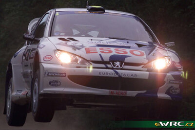 Marcus Grönholm - Timo Rautiainen
49º Neste Rally Finland 1999. Peugeot 206 WRC (206 MWJ 75 / M-4040). Clasificado 4º.
Peugeot Esso

Del 20 al 22 de Agosto, Jyväskylä.
Superficie: tierra.

El Rally tenia un total de 1218.42 km de los que 377.26 km divididos en 23 tramos eran especiales.

Se inscribieron 131 equipos, tomaron la salida 129, finalizaron 64.

© eWRC
@@
Palabras clave: Peugeot;WRC;Finlandia;1999