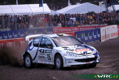 Marcus Grönholm - Timo Rautiainen
49º Neste Rally Finland 1999. Peugeot 206 WRC (206 MWJ 75 / M-4040). Clasificado 4º.
Peugeot Esso

Del 20 al 22 de Agosto, Jyväskylä.
Superficie: tierra.

El Rally tenia un total de 1218.42 km de los que 377.26 km divididos en 23 tramos eran especiales.

Se inscribieron 131 equipos, tomaron la salida 129, finalizaron 64.

© eWRC
@@
Palabras clave: Peugeot;WRC;Finlandia;1999
