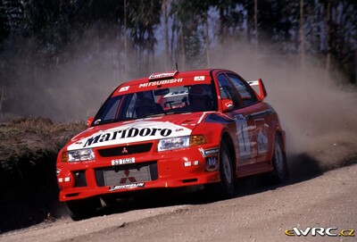 Tommi Mäkinen - Risto Mannisenmaki
33º TAP Rallye de Portugal 1999. Mitsubishi Lancer Evo VI (S3 TMR). Clasificado 5º.
Marlboro Mitsubishi Ralliart

Del 21 al 24 de Marzo, Matosinhos, Porto, Portuigal.
Superficie: tierra.

El Rally tení­a un total de 1768.61 km de los que 399.51 km divididos en 23 tramos eran especiales (dos de ellos fueron cancelados SS18 Arganil - Coja 2 de 20.96 km y SS19 Salgueiro - Gois 2 de 19.70 km).

Se inscribieron 117 equipos, tomaron la salida 117, finalizaron 56.

© eWRC
@@
Palabras clave: Mitsubishi;Lancer;Portugal;1999