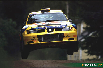 Harri Rovanperä - Risto Pietiläinen
49º Neste Rally Finland 1999. Seat Cordoba WRC Evo2 (B-7729-VG). Clasificado 5º.
Seat Sport

Del 20 al 22 de Agosto, Jyväskylä.
Superficie: tierra.

El Rally tenia un total de 1218.42 km de los que 377.26 km divididos en 23 tramos eran especiales.

Se inscribieron 131 equipos, tomaron la salida 129, finalizaron 64.

© eWRC
@@
Palabras clave: Seat;Cordoba;WRC;Finlandia;1999